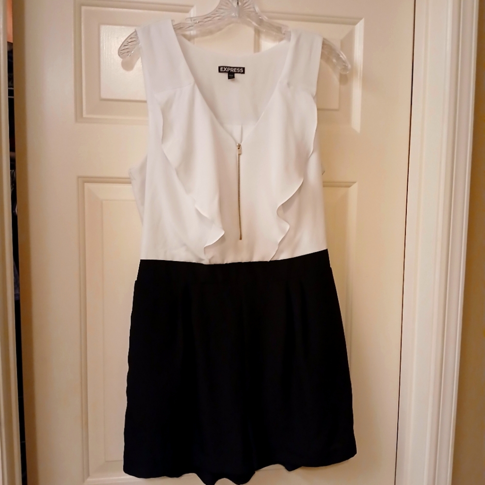 Express Sz 12 Black & White Sleeveless Chiffon Ruffle Romper One Piece Shorts